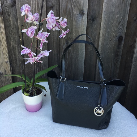 Michael Kors Handbags - Michael Kors Kimberly Black Leather Purse